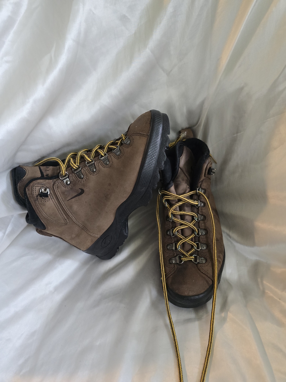 Nike Men’s Brown Leather Hiking Boots with Yellow Laces